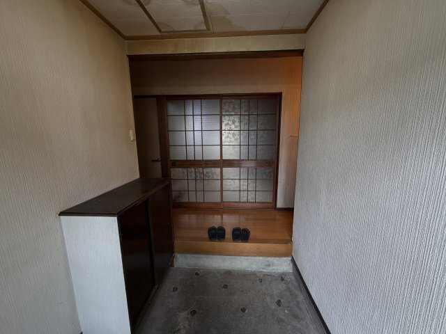 拡大写真:岐阜市鷺山貸家 1階1の明るい玄関です