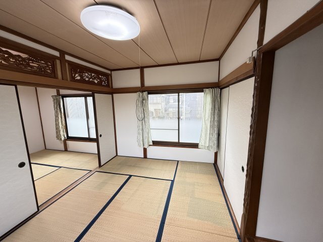 拡大写真:岐阜市鷺山貸家 1階1の和室ならではの温かな和の空間で寛ぎの時間を過ごせます