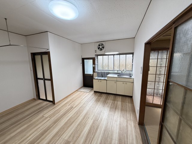 拡大写真:岐阜市鷺山貸家 1階1のこちらの居間で趣味の時間をお楽しみください