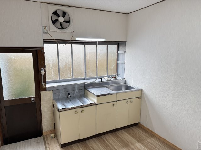 拡大写真:岐阜市鷺山貸家 1階1のきれいなキッチンです