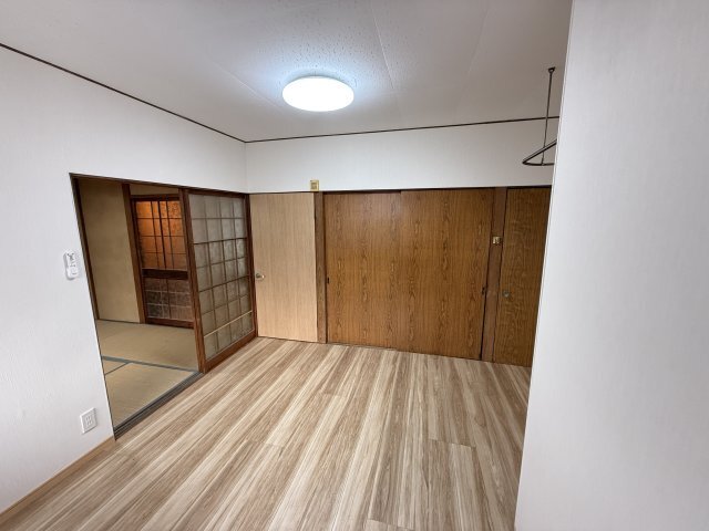 拡大写真:岐阜市鷺山貸家 1階1の広々とした洋室です
