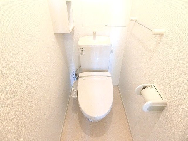 拡大写真:サニーサイドA 2階201のコンパクトで使いやすいトイレです