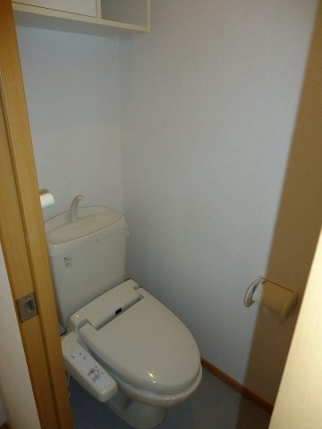 拡大写真:セレニータC 1階101のコンパクトで使いやすいトイレです