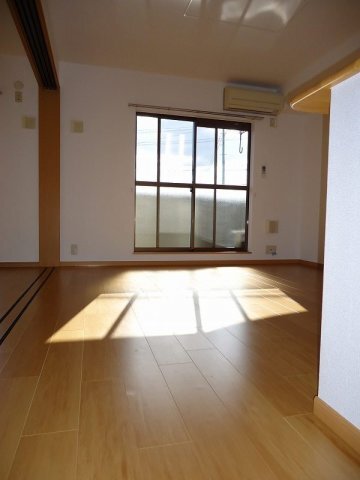 拡大写真:セレニータC 1階101のこちらのリビングで趣味の時間をお楽しみください