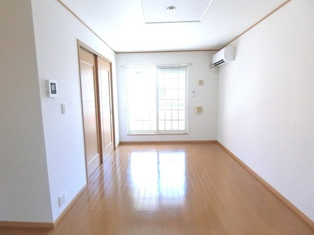 拡大写真：アルシオーネ・コートＡ 2階201の使いやすい居間です