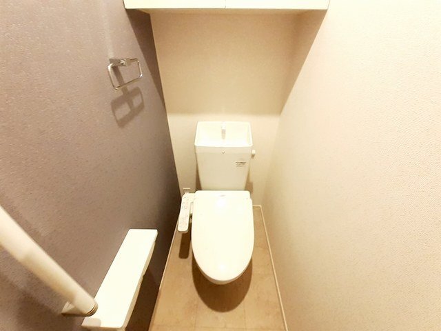拡大写真:FeliceⅡ(フェリーチェ) 2階202の落ち着いた色調のトイレです