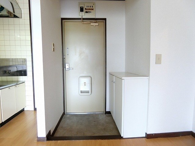 拡大写真:Gクレフ和合B 2階205の明るい玄関です