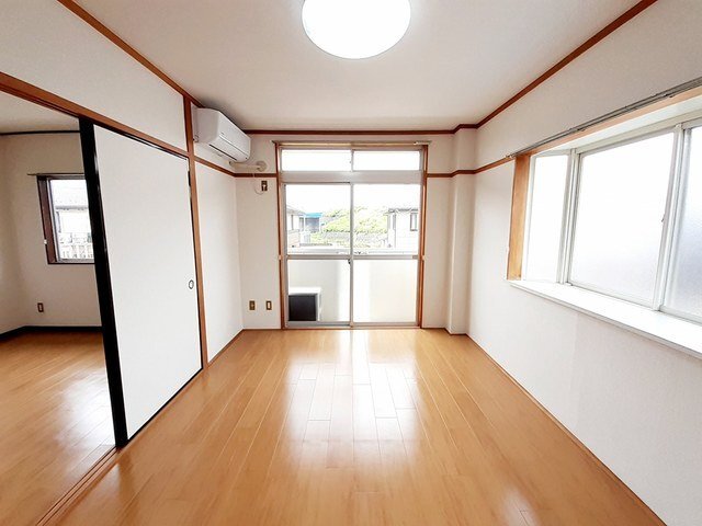 拡大写真:Gクレフ和合B 2階205の内装は落ち着いています