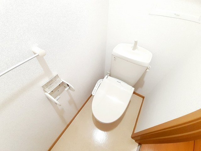 拡大写真:アルシオーネ・コートA 2階201のトイレです
