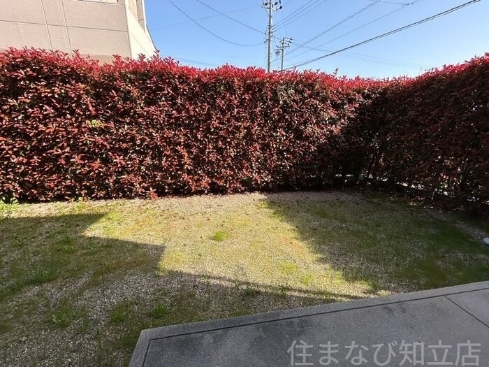 拡大写真:ハイカムールあすか B 1階102の庭