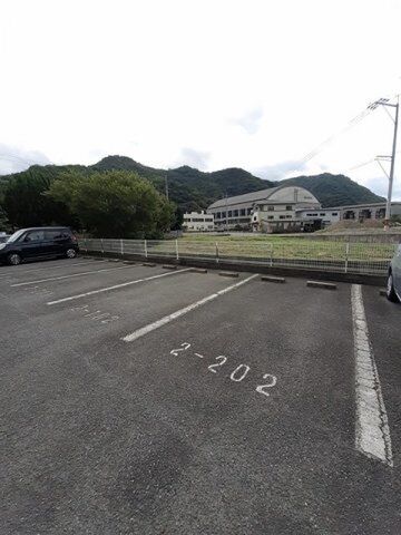 拡大写真：メイツクレストールＢ 2階202の駐車スペースもあります