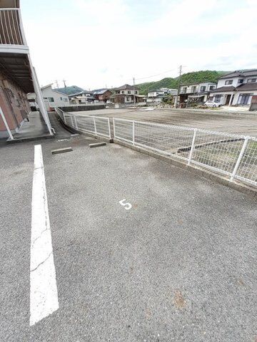 拡大写真:サンシティ臼井A 2階201の駐車場があるので、車を買う予定の方も安心です