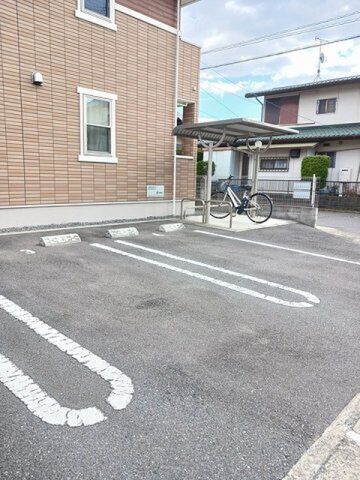 拡大写真：フラワー松崎 2階201の駐車場があります