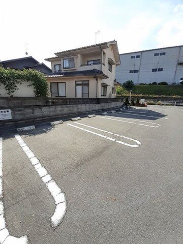 拡大写真:プリムラ 1階102の駐車場があります
