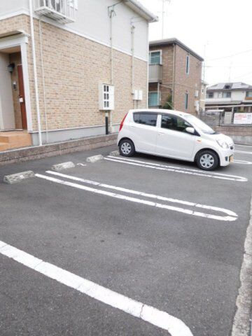 拡大写真:Fleur・N 2階202の車をお持ちの方に嬉しい駐車場付きの物件です