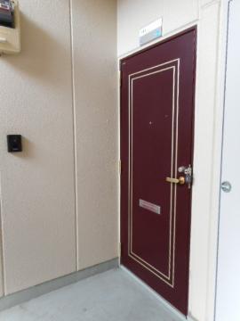 拡大写真:岡山市中区原尾島 3階301の玄関