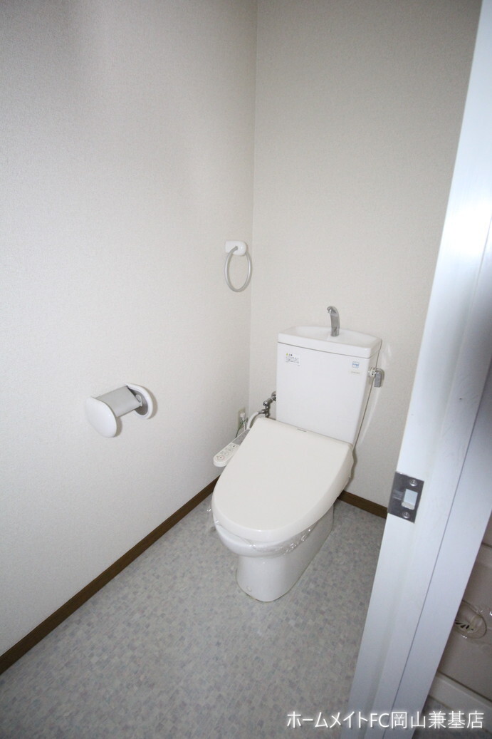 拡大写真:岡山市中区山崎 2階205のトイレ