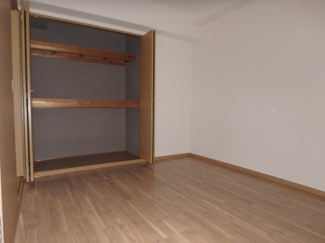 拡大写真:ネクスト倉田 西館 6階601の広々とした洋室です