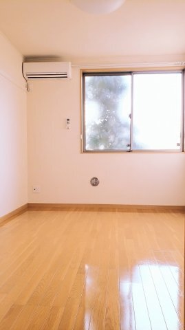 拡大写真:レオネクスト倉富 1階107のこちらのリビングで趣味の時間をお楽しみください
