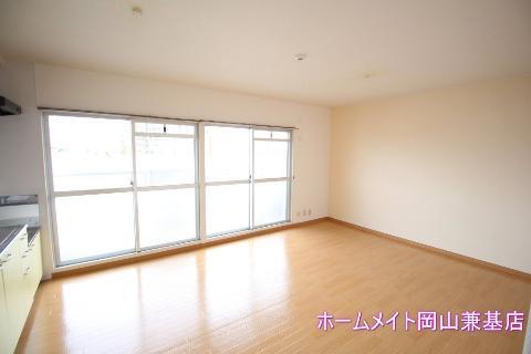 拡大写真:岡山市中区倉田 1階101のリビング
