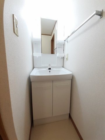 拡大写真：メイツクレストールＢ 2階202の明るい洗面所です
