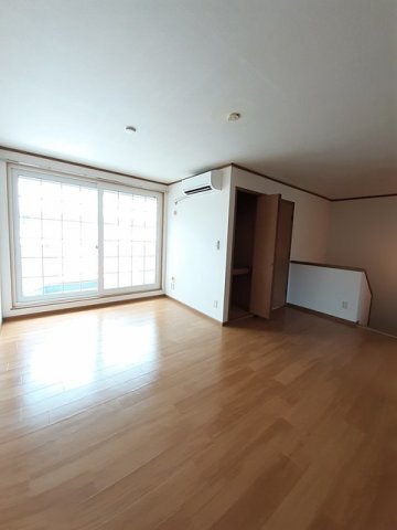 拡大写真：メイツクレストールＢ 2階202のおしゃれな居間です