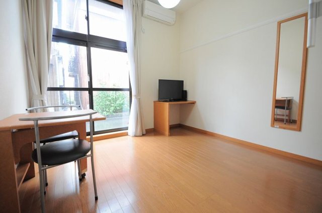 拡大写真:レオパレス大田南館 2階206のゆったりとしたリビングです