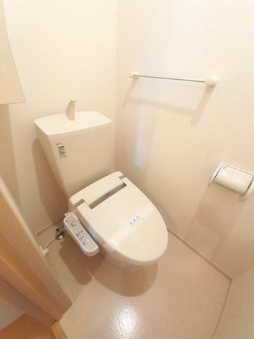 拡大写真:ラッフィナート・ピアッツァⅠ 2階203のゆったりとした空間のトイレです