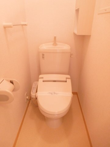 拡大写真:Fleur・N 2階202の落ち着いた色調のトイレです
