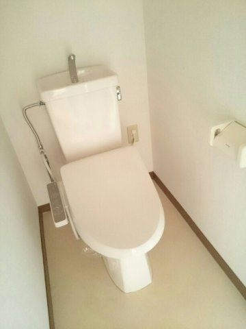拡大写真:パルテールⅡ 3階301のシンプルで使いやすいトイレです