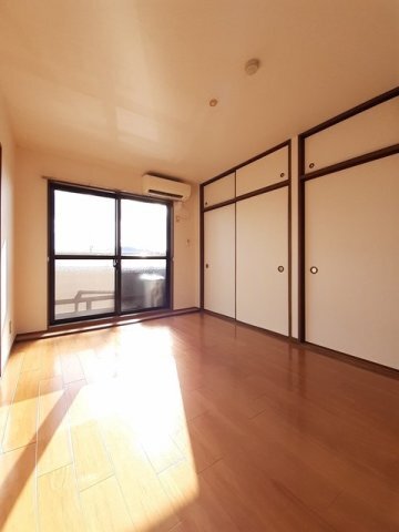 拡大写真:パルテールⅠ 3階303の明るい室内です