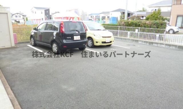 拡大写真:ファルコン久留米高校前 2階202の駐車場があるので、車を買う予定の方も安心です