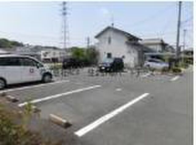 拡大写真:ペイサージュ上津 2階205の車をお持ちの方に嬉しい駐車場付きの物件です
