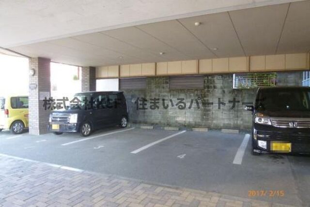 拡大写真:ヴェルデ 2階207の車をお持ちの方に嬉しい駐車場付きの物件です