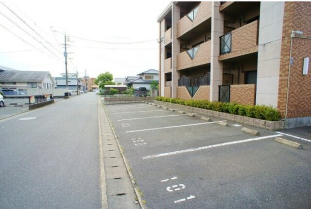 拡大写真:DC.フラット 3階302の車をお持ちの方に嬉しい駐車場付きの物件です