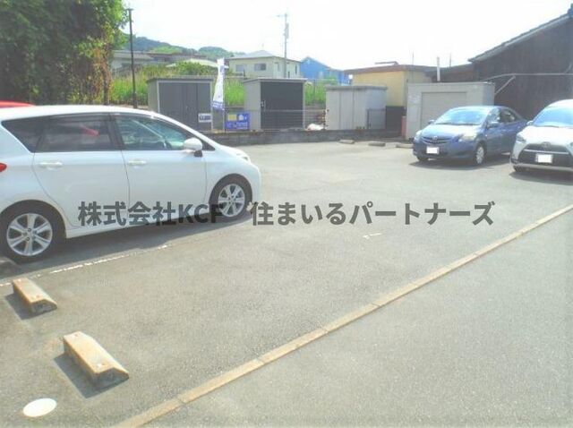 拡大写真:SUNDAY御井駅前 2階205の駐車場があります