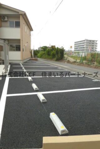 拡大写真:カーサ・レイデン 2階201の車をお持ちの方に嬉しい駐車場付きの物件です