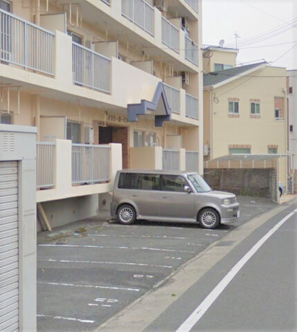 拡大写真:フラワーガーデン 2階205の車をお持ちの方に嬉しい駐車場付きの物件です