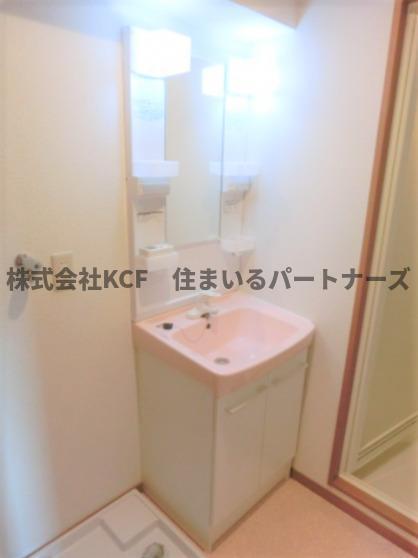 拡大写真:サンシャイン 4階402の明るい洗面所です