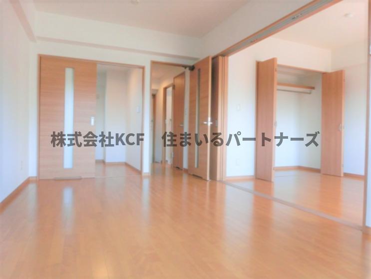 拡大写真:サンシャイン 4階402のこちらのリビングで趣味の時間をお楽しみください