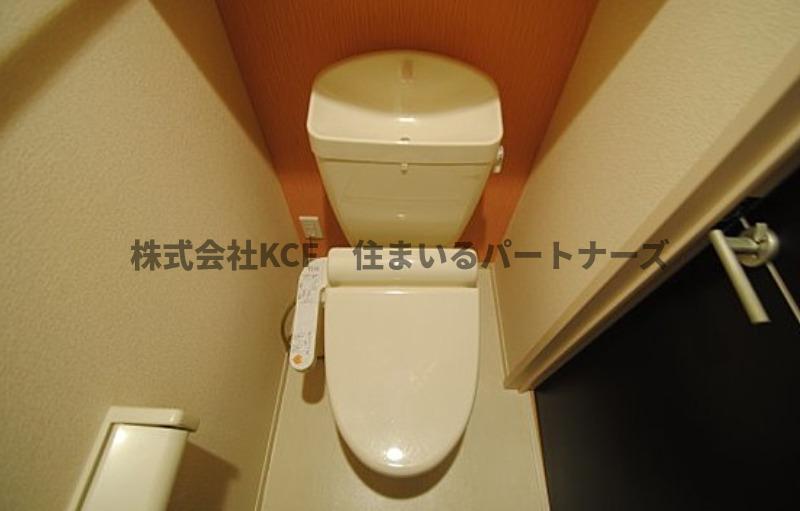 拡大写真:セジュール・リアン 1階105の落ち着いた色調のトイレです
