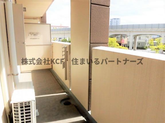 拡大写真:グランドウェルストーン 5階506の暖かな日差しのふりそそぐバルコニー