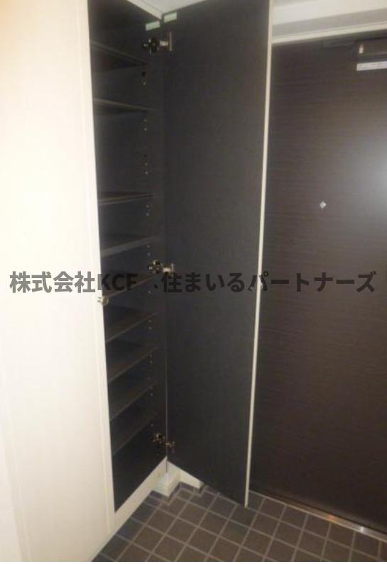 拡大写真:アドラシオン 2階201のゆったりとした玄関です