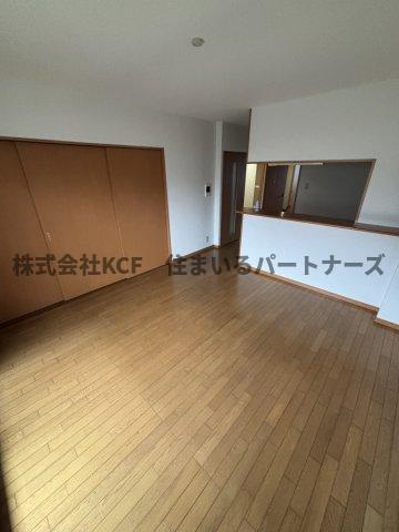 拡大写真：久留米市上津町 2階202のこちらのリビングで趣味の時間をお楽しみください