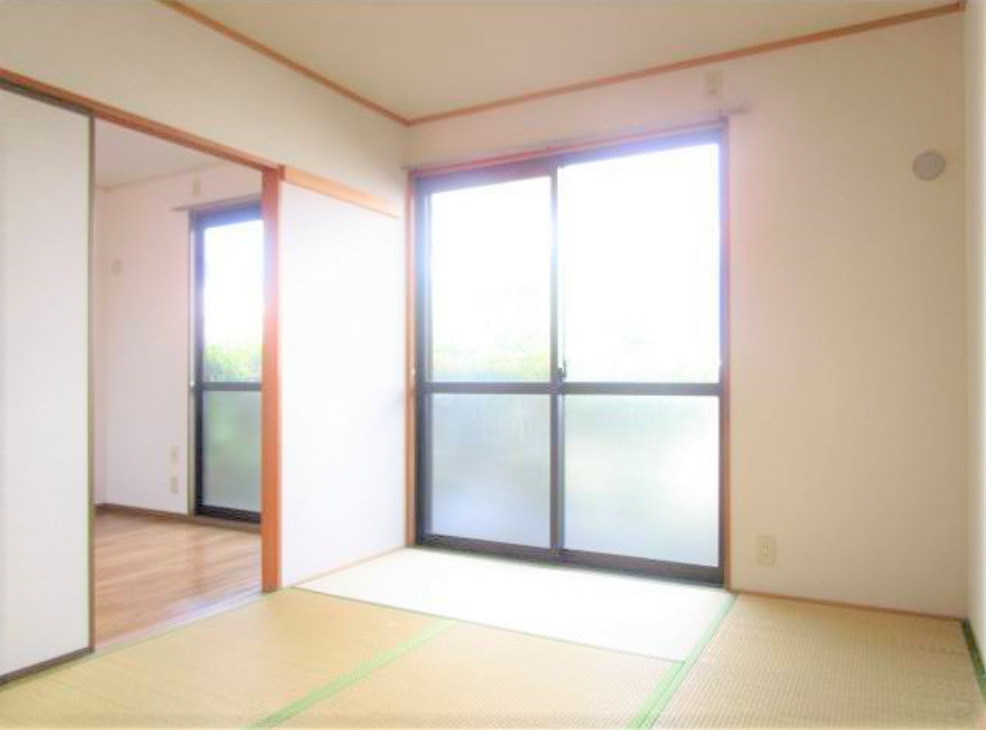 拡大写真:パピオン津福 2階205の和室がひろがる居住スペース