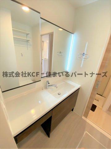 拡大写真：Fontaine和賀 1階101の明るい洗面所です