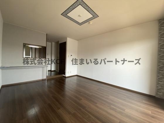 拡大写真:ヴェルデ 2階202のこちらの居間で趣味の時間をお楽しみください