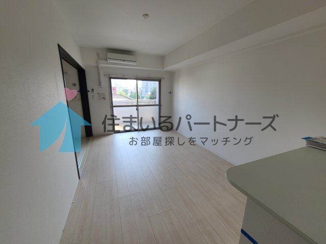 拡大写真:カサグランデ本町 7階702のこちらの居間で趣味の時間をお楽しみください