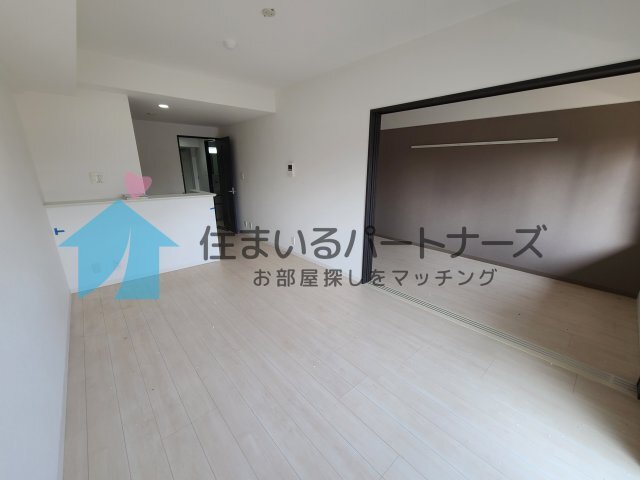 拡大写真:カサグランデ本町 7階702の明るい洋室です
