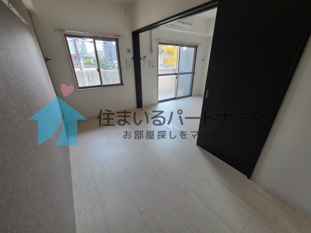 拡大写真:カサグランデ本町 7階702の個人の部屋や寝室として使える洋室です